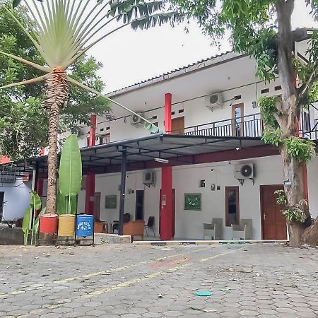 Rumah Panggung Guest House Syariah Mitra Reddoorz Cirebon Exterior photo